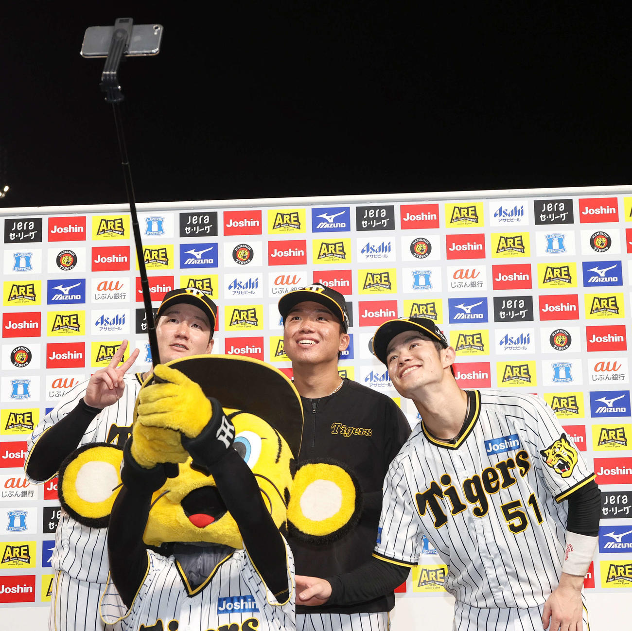 阪神対中日　ヒーローインタビュー後にスマホで記念撮影する、左から渡辺諒、村上、中野（撮影・上山淳一）