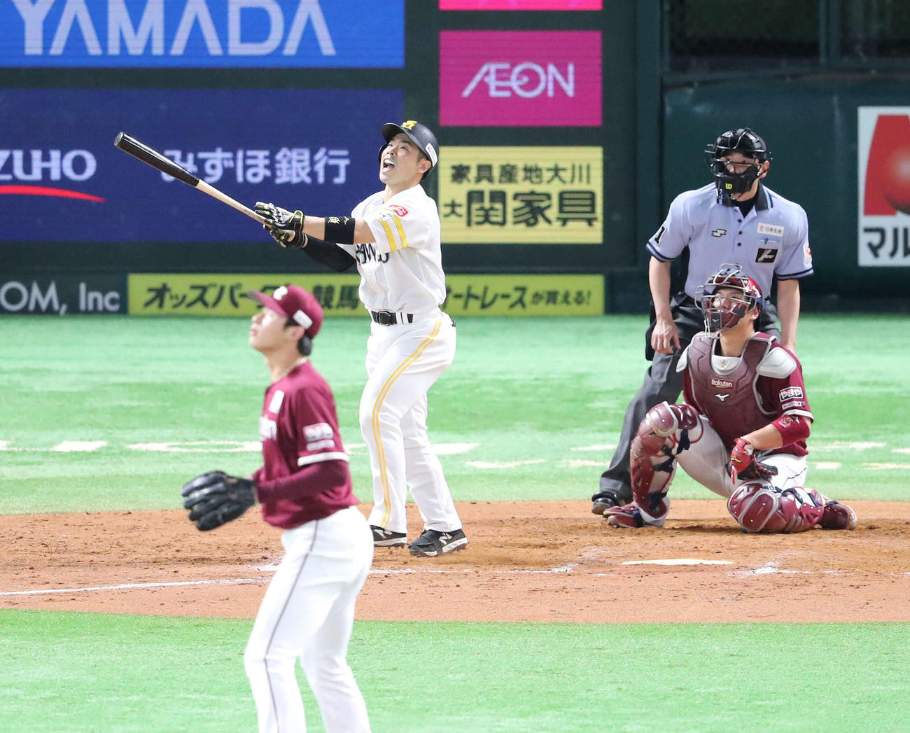 ソフトバンク対楽天　8回裏ソフトバンク無死一、二塁、近藤は逆転の右越え3点本塁打を放つ（撮影・梅根麻紀）
