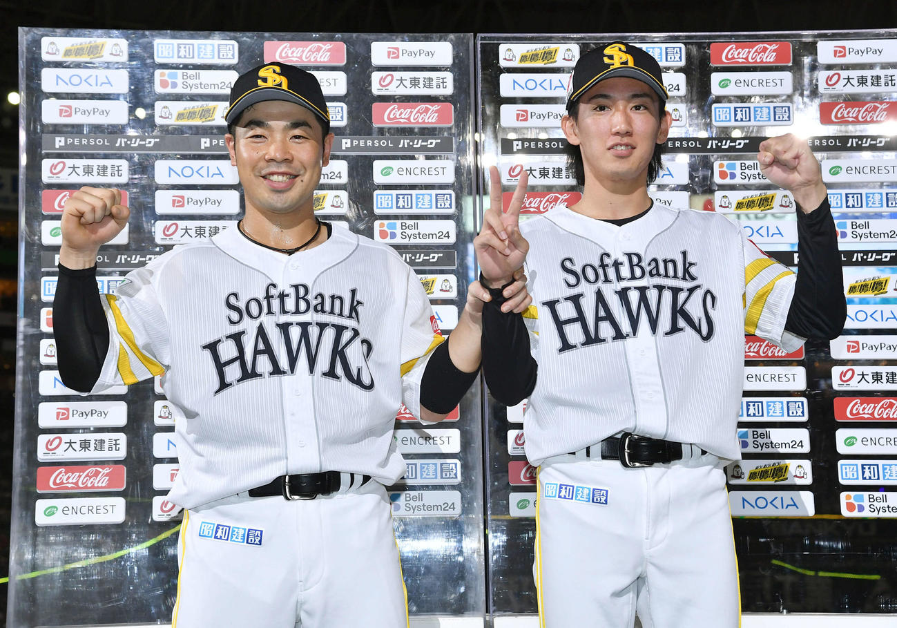 ソフトバンク対楽天　お立ち台で2勝目を挙げた大津（右）の手を握り笑顔でガッツポーズする近藤（撮影・岩下翔太）