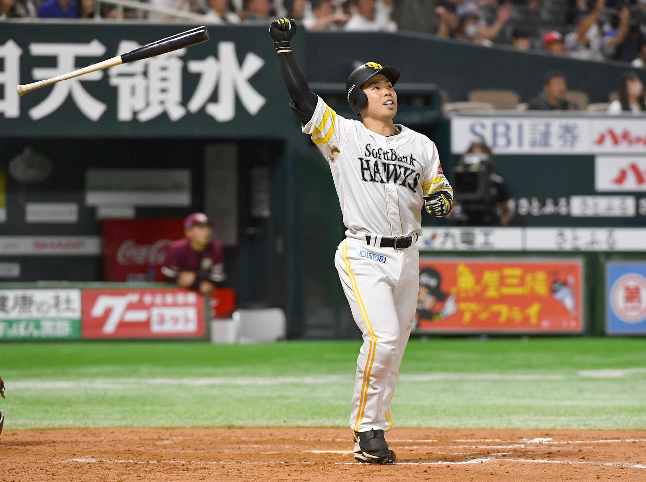 ソフトバンク対楽天　8回裏ソフトバンク無死一、二塁、逆転の右越え3点本塁打を放ち、ガッツポーズする近藤（撮影・岩下翔太）