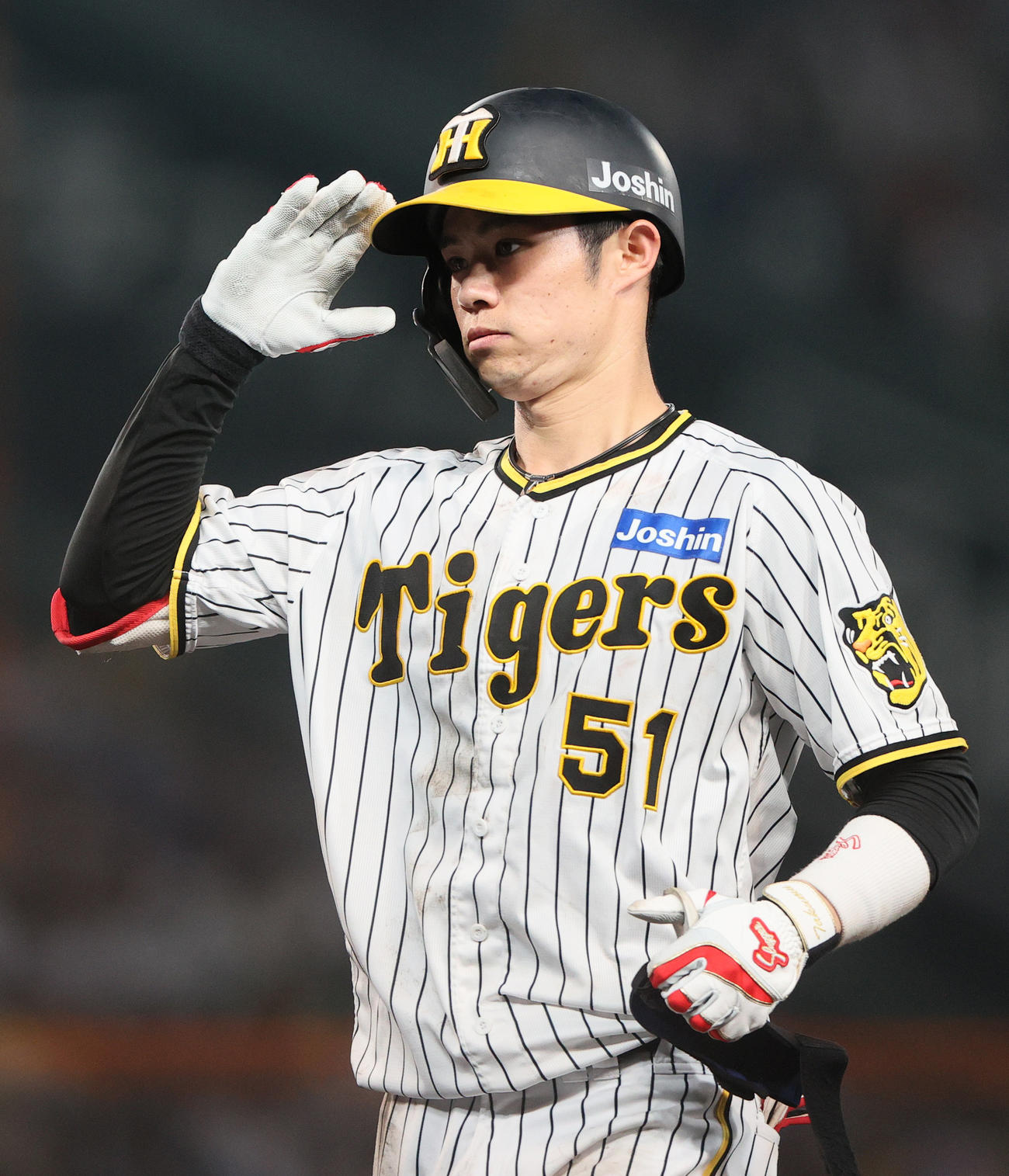 阪神対中日　5回裏阪神1死、中野は中前打を放ち敬礼ポーズをする（撮影・上山淳一）
