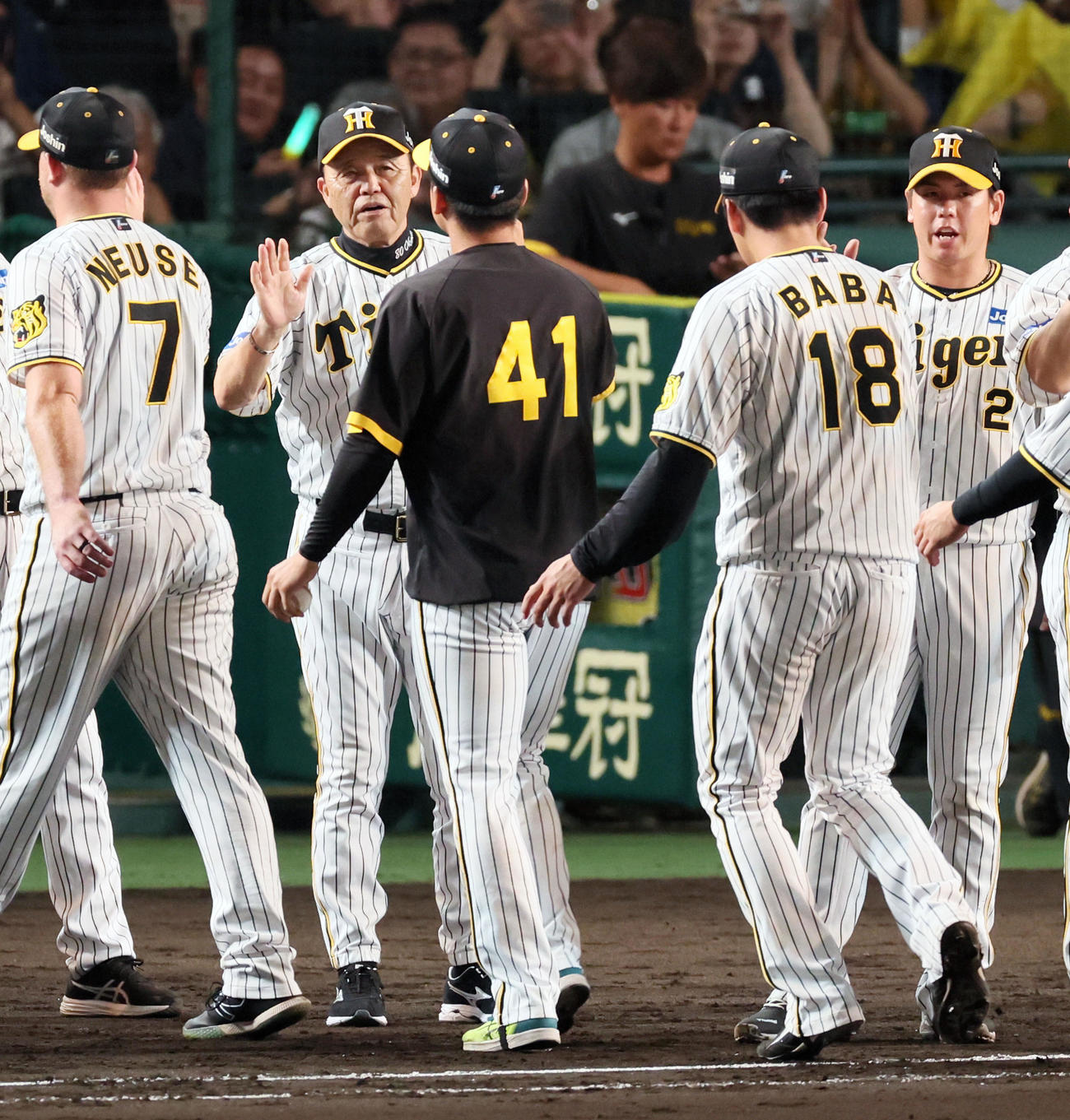 阪神対中日　中日に勝利し村上（右）を迎える岡田監督（撮影・加藤哉）