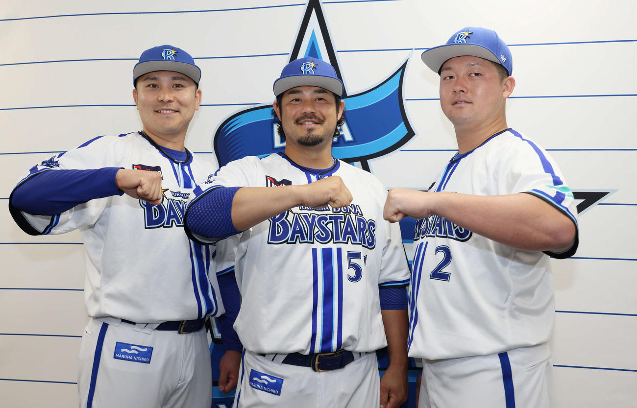 オールスターゲームDeNA選手間投票会見　会見でデスターシャを決める左から佐野、宮崎、牧（撮影・加藤孝規）