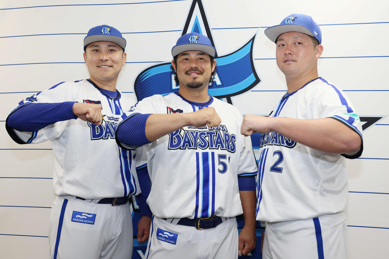 オールスターゲームDeNA選手間投票会見　会見でデスターシャを決める左から佐野、宮崎、牧（撮影・加藤孝規）