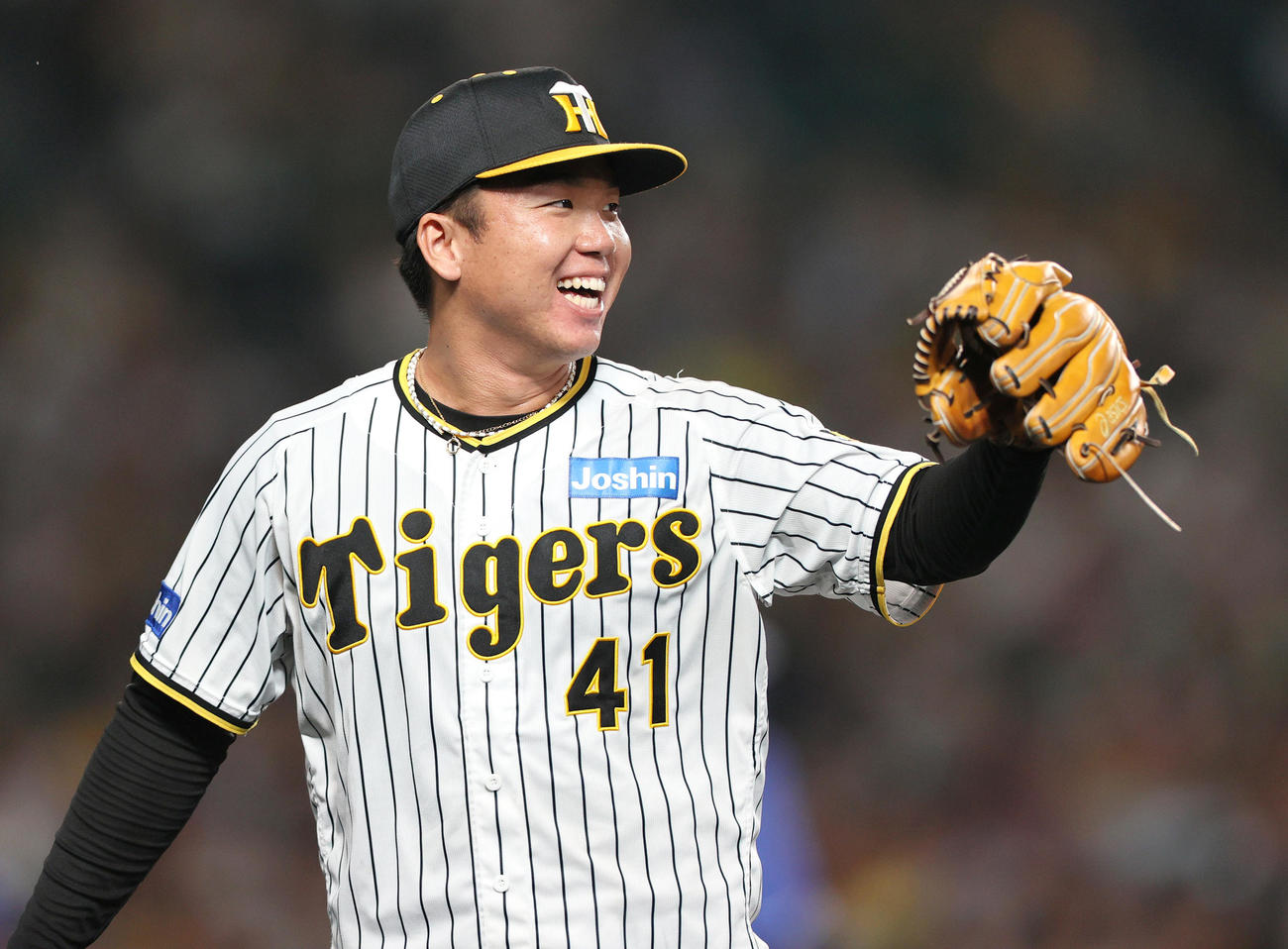 阪神対中日　7回表中日2死満塁、村上は後藤を二ゴロに仕留め笑顔を見せる（撮影・上山淳一）