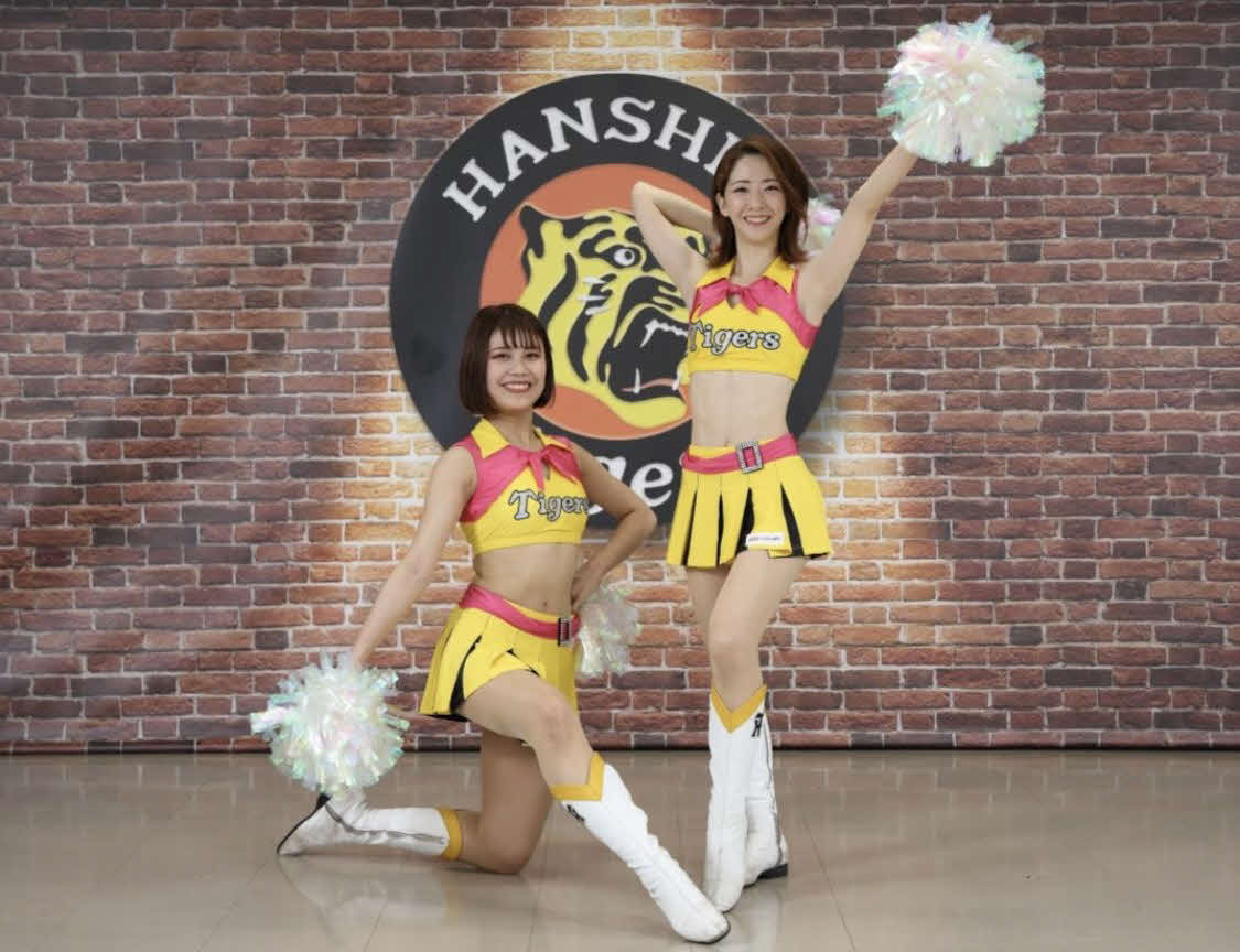サマーユニホームを着てポーズを決めるTigersGirlsのAyaka（右）とNonoa