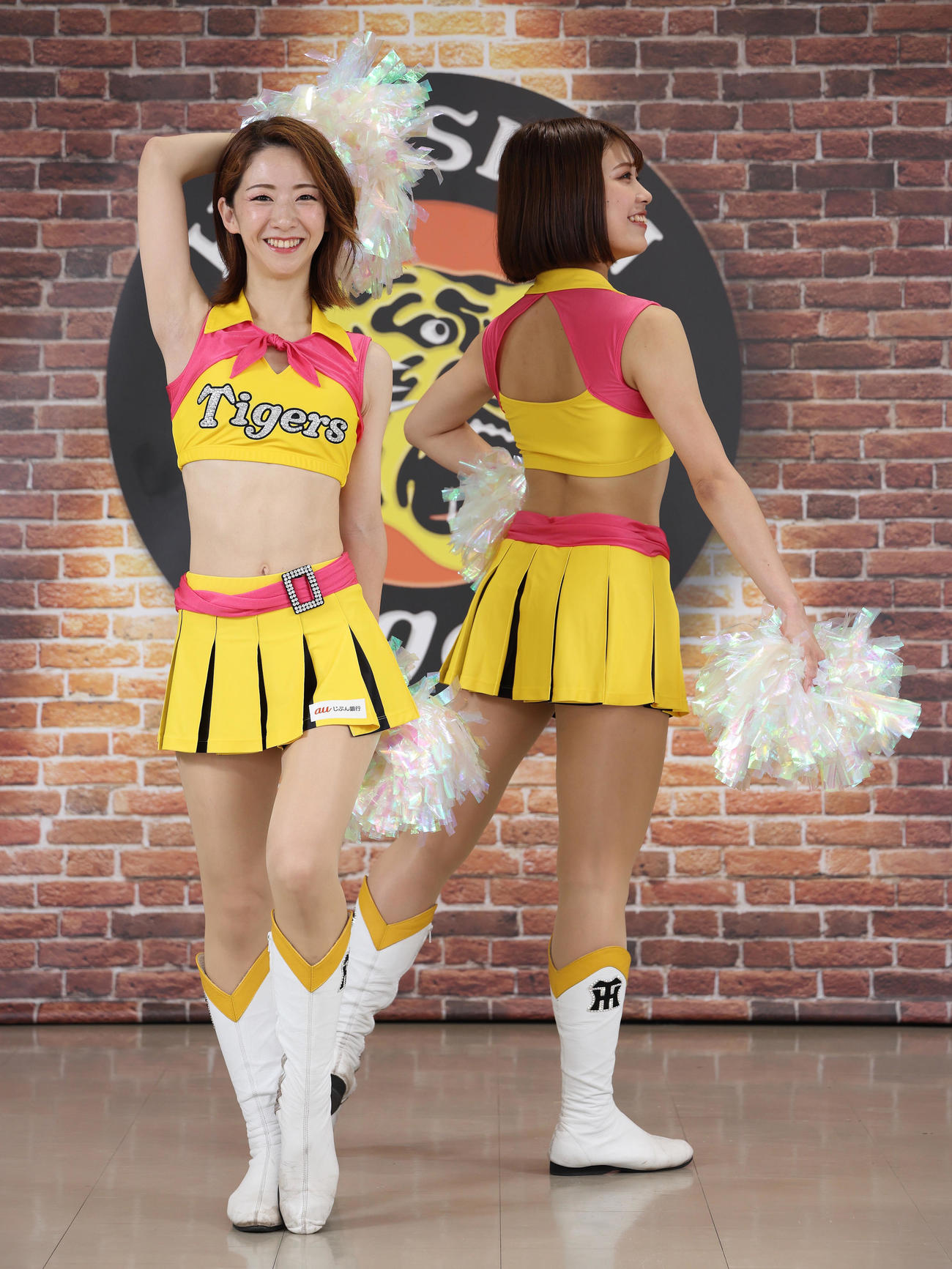 サマーユニホームを着てポーズを決めるタイガースガールズのAyaka（左）とNonoa（球団提供）