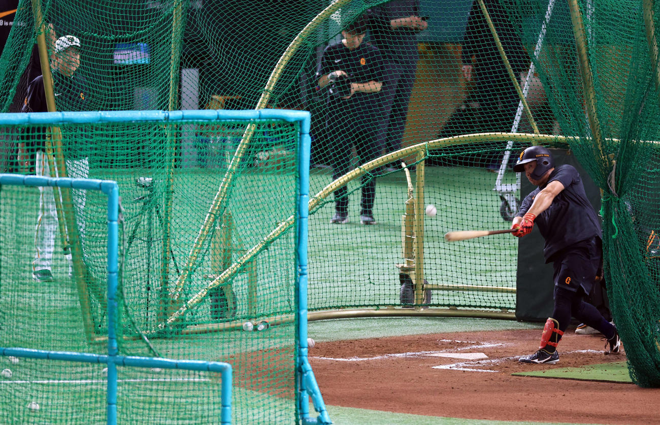 巨人対阪神　試合前の練習に参加した巨人浅野（右）は原監督（左）が見つめる中、フリー打撃する（撮影・浅見桂子）