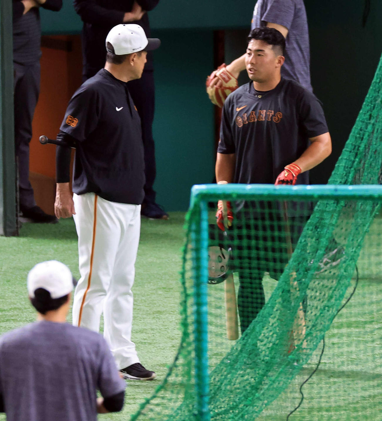 巨人対阪神　試合前の練習に参加した巨人浅野（右）はフリー打撃中、原監督（左）と話す（撮影・浅見桂子）