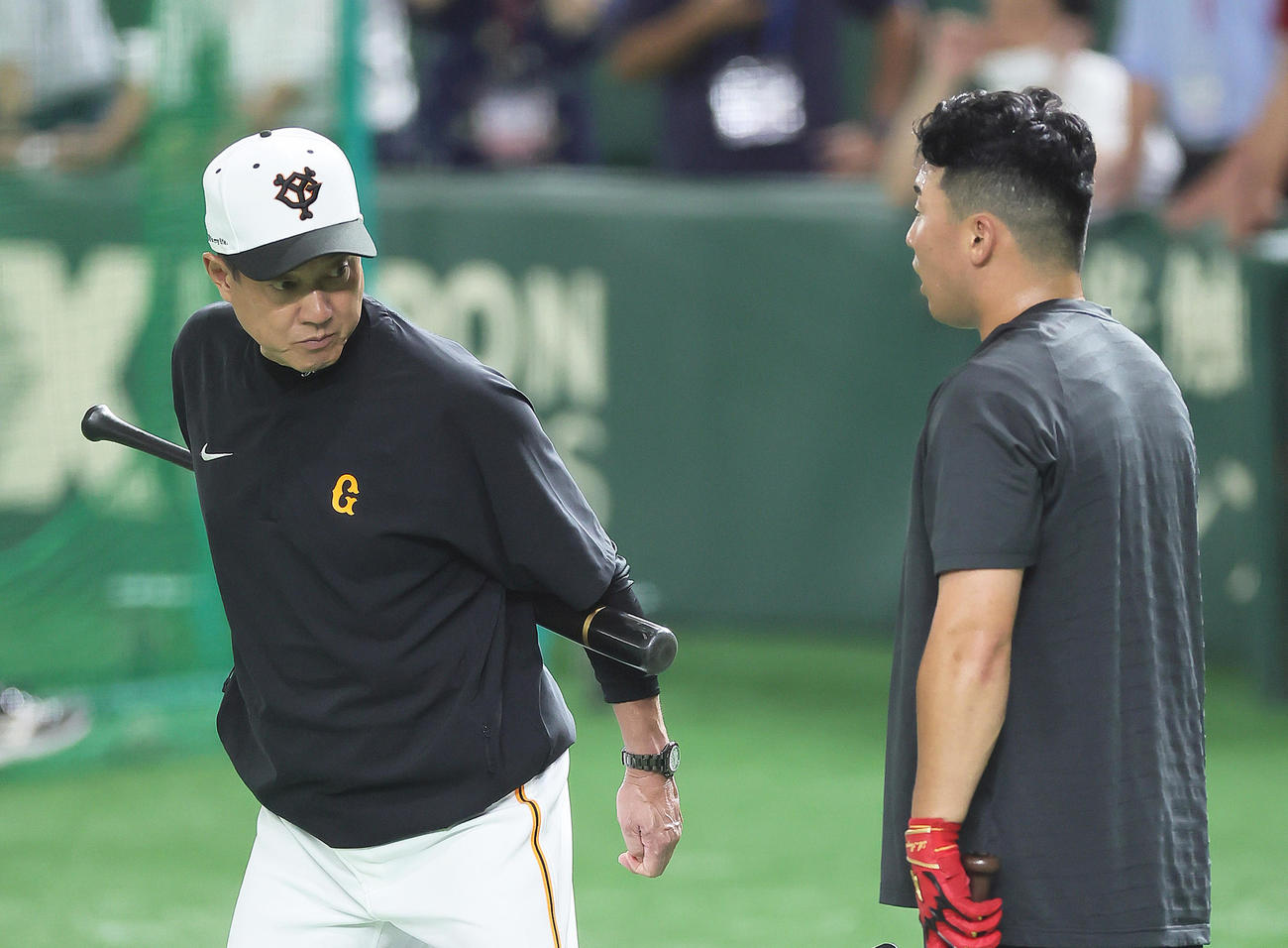 1軍練習に参加した巨人浅野（右）に声をかける原監督（撮影・足立雅史）