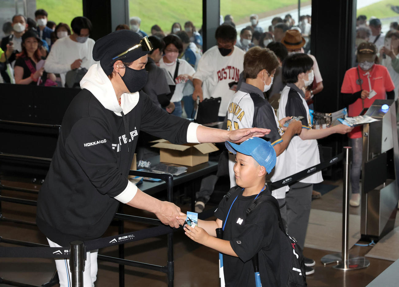 日本ハム対オリックス　試合前、ウェルカムハイタッチでファンを出迎える日本ハム新庄監督（撮影・佐藤翔太）