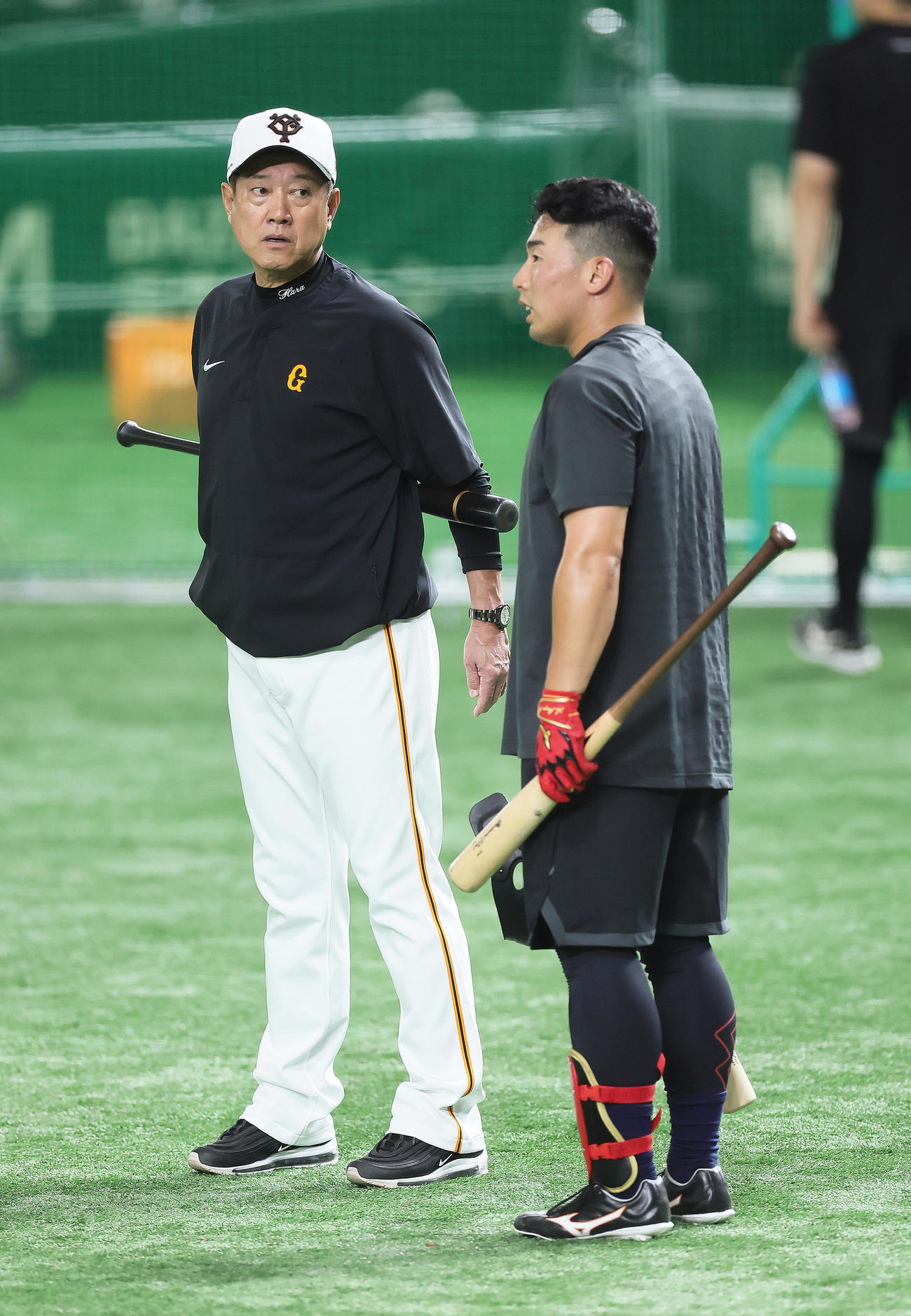 1軍練習に参加した巨人浅野（右）に声をかける原監督（撮影・足立雅史）