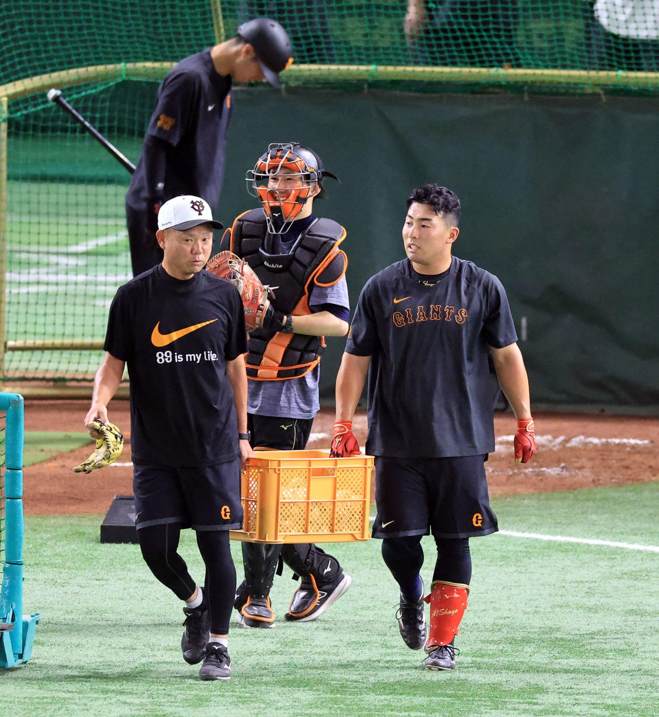 巨人対阪神　練習に参加した巨人浅野翔吾（右）はボールを運ぶ（撮影・浅見桂子）