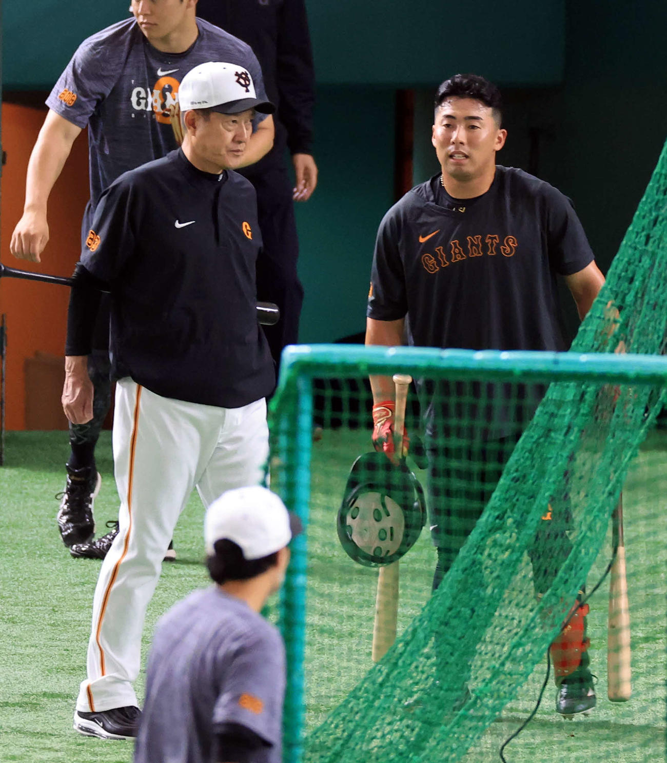 巨人対阪神　試合前の練習に参加した巨人浅野（右）はフリー打撃中、原監督（左）と話す（撮影・浅見桂子）