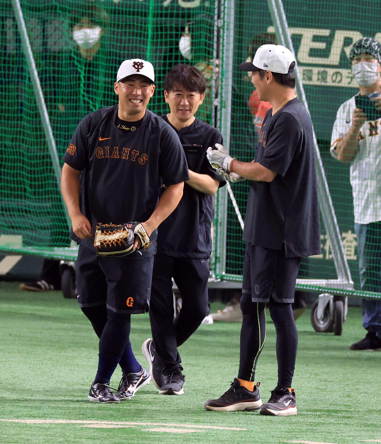 巨人対阪神　練習に参加した巨人浅野（左）は笑顔を見せる（撮影・浅見桂子）