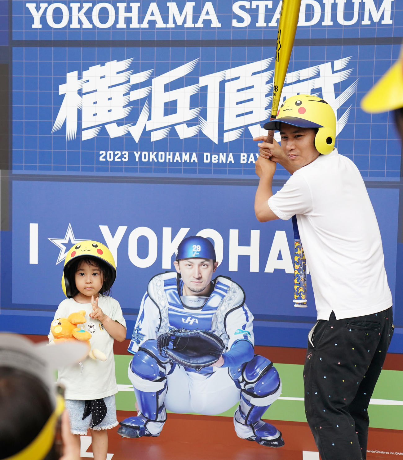DeNA対中日　ピカチュウヘルメットを被って撮影をするファン（撮影・横山健太）