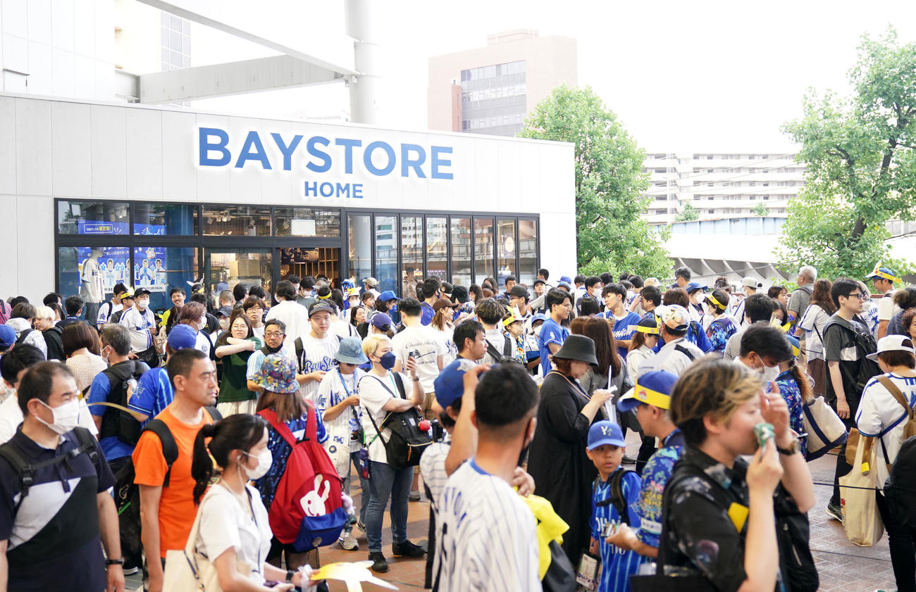 DeNA対中日　BAYSTOREに列をなすファン（撮影・横山健太）