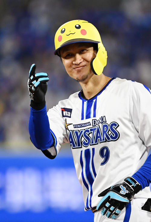 DeNA対中日　4回裏DeNA無死二塁、右前打を放ち笑顔を見せる大和（撮影・横山健太）