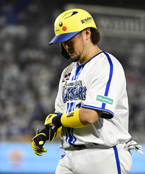 DeNA対中日　8回裏DeNA2死一、三塁、一ゴロに倒れ肩を落とす戸柱（撮影・横山健太）