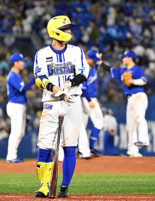 DeNA対中日　中日に敗れ肩を落とすDeNA関根（撮影・横山健太）