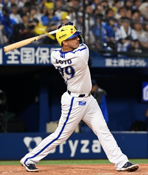 DeNA対中日　4回裏DeNA無死、右越え二塁打を放つソト（撮影・横山健太）