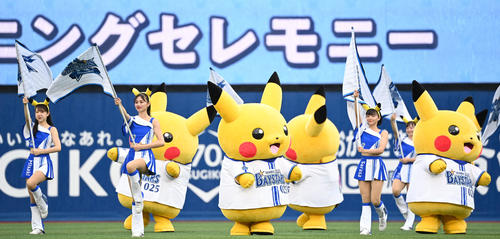 DeNA対中日　オープニングセレモニーに登場したDianaとピカチュウ（撮影・横山健太）