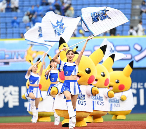 DeNA対中日　オープニングセレモニーに登場したDianaとピカチュウ（撮影・横山健太）