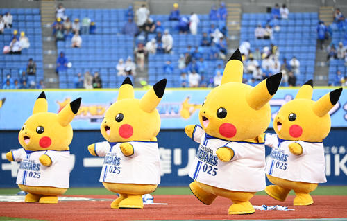 DeNA対中日　オープニングセレモニーに登場したピカチュウ（撮影・横山健太）