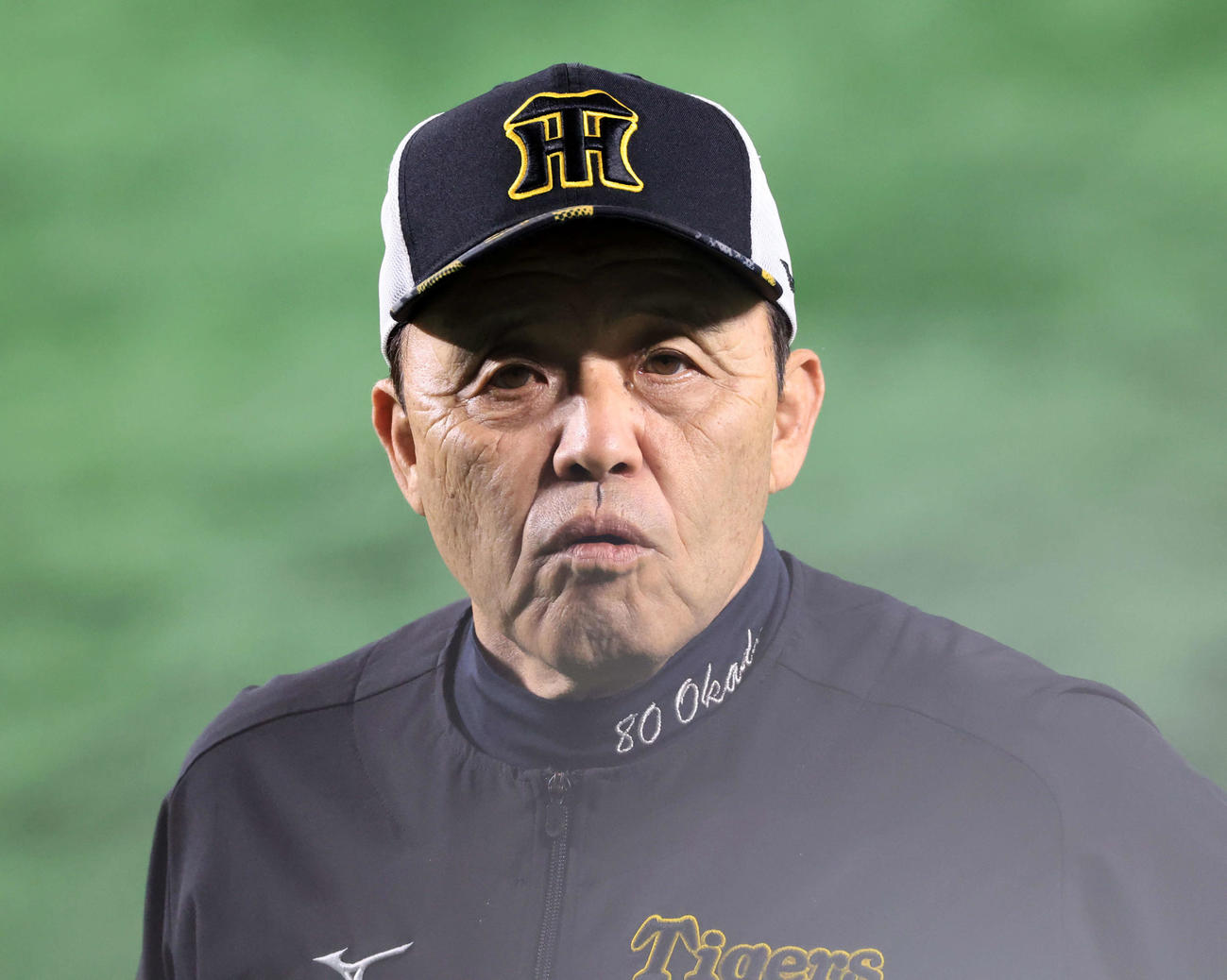 巨人対阪神　外野で練習を見つめる阪神岡田監督（撮影・浅見桂子）