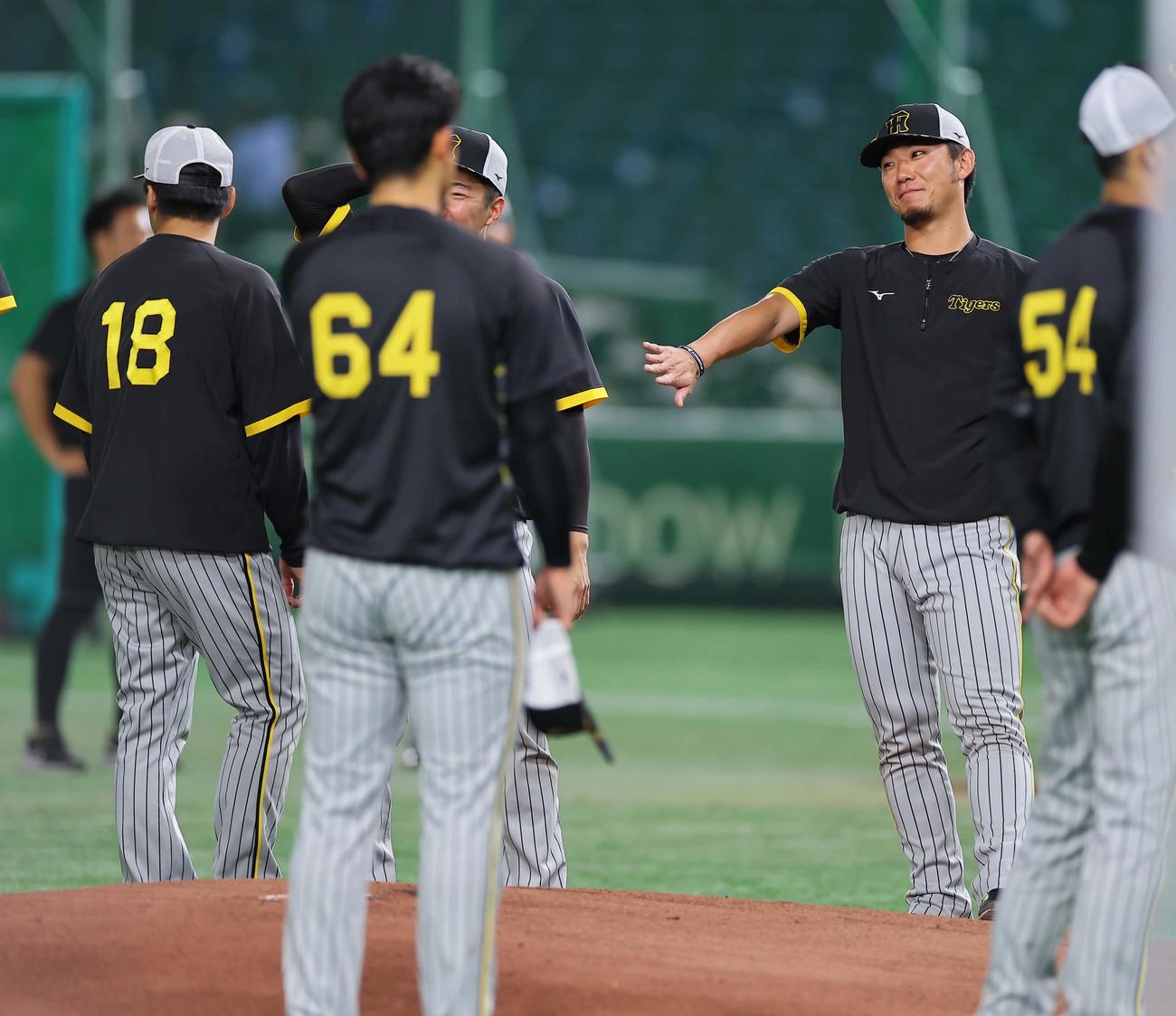 巨人対阪神　伊藤将（右）は東京ドームのマウンドを確認し笑顔見せる（撮影・上田博志）