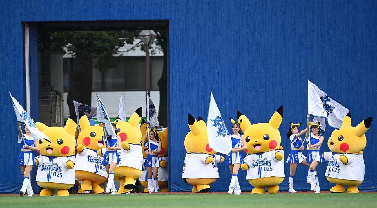DeNA対中日　オープニングセレモニーに登場したDianaとピカチュウ（撮影・横山健太）