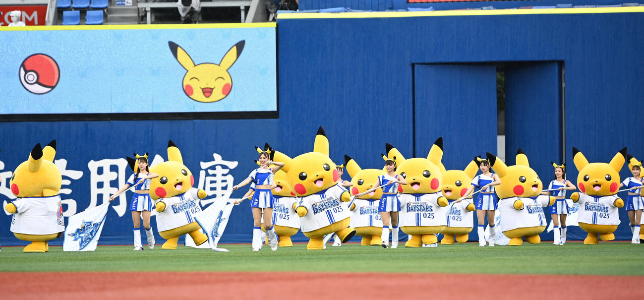 DeNA対中日　オープニングセレモニーに登場したDianaとピカチュウ（撮影・横山健太）