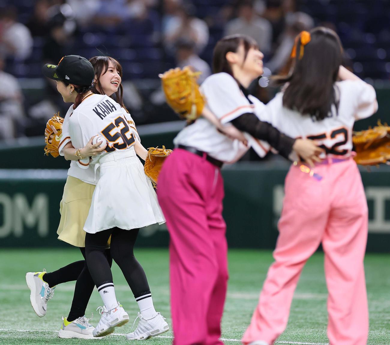 巨人対阪神　始球式を務める推しの子の声優（撮影・上田博志）