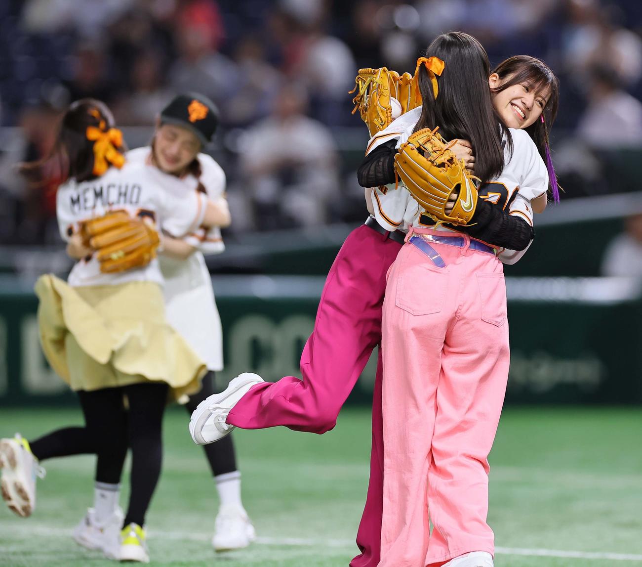 巨人対阪神　始球式を務める推しの子の声優のアイ役・高橋李依、ルビー役・伊駒ゆりえ、有馬かな役・潘めぐみ、MEMちょ役・大久保瑠美（撮影・上田博志）