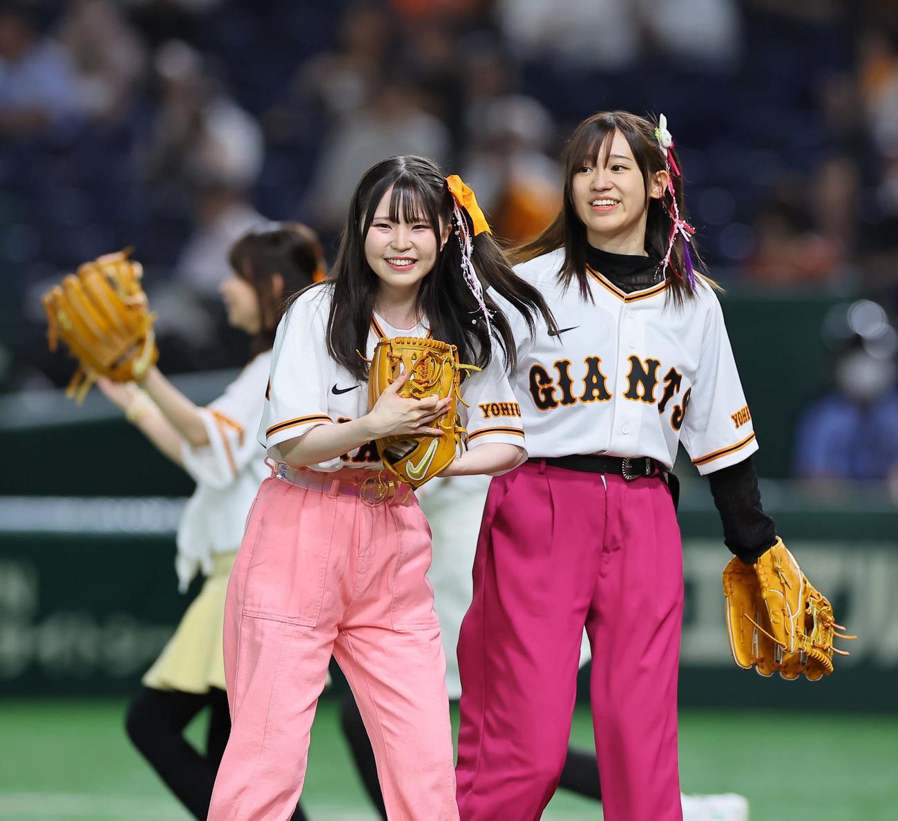 巨人対阪神　始球式を務める推しの子の声優、アイ役・高橋李依（右）、ルビー役・伊駒ゆりえ（撮影・上田博志）