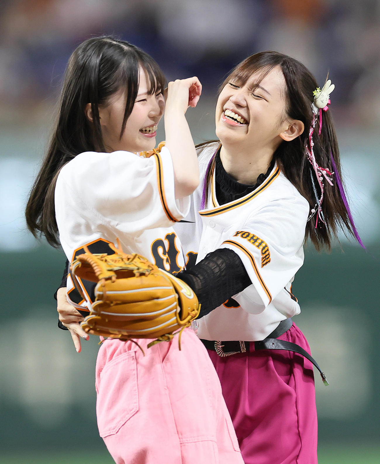巨人対阪神始球式を終え、抱き合い喜ぶアニメ「推しの子」声優のルビー役の伊駒ゆりえ（左）とアイ役の高橋李依（撮影・足立雅史）