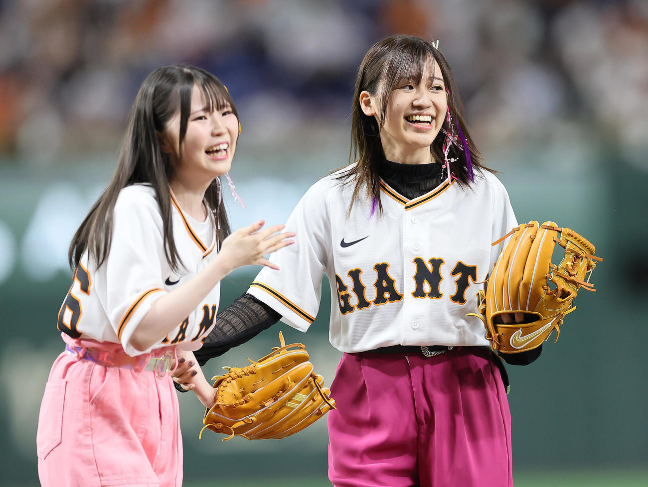 巨人対阪神始球式を終え、笑顔を見せるアニメ「推しの子」声優のルビー役の伊駒ゆりえ（左）とアイ役の高橋李依（撮影・足立雅史）