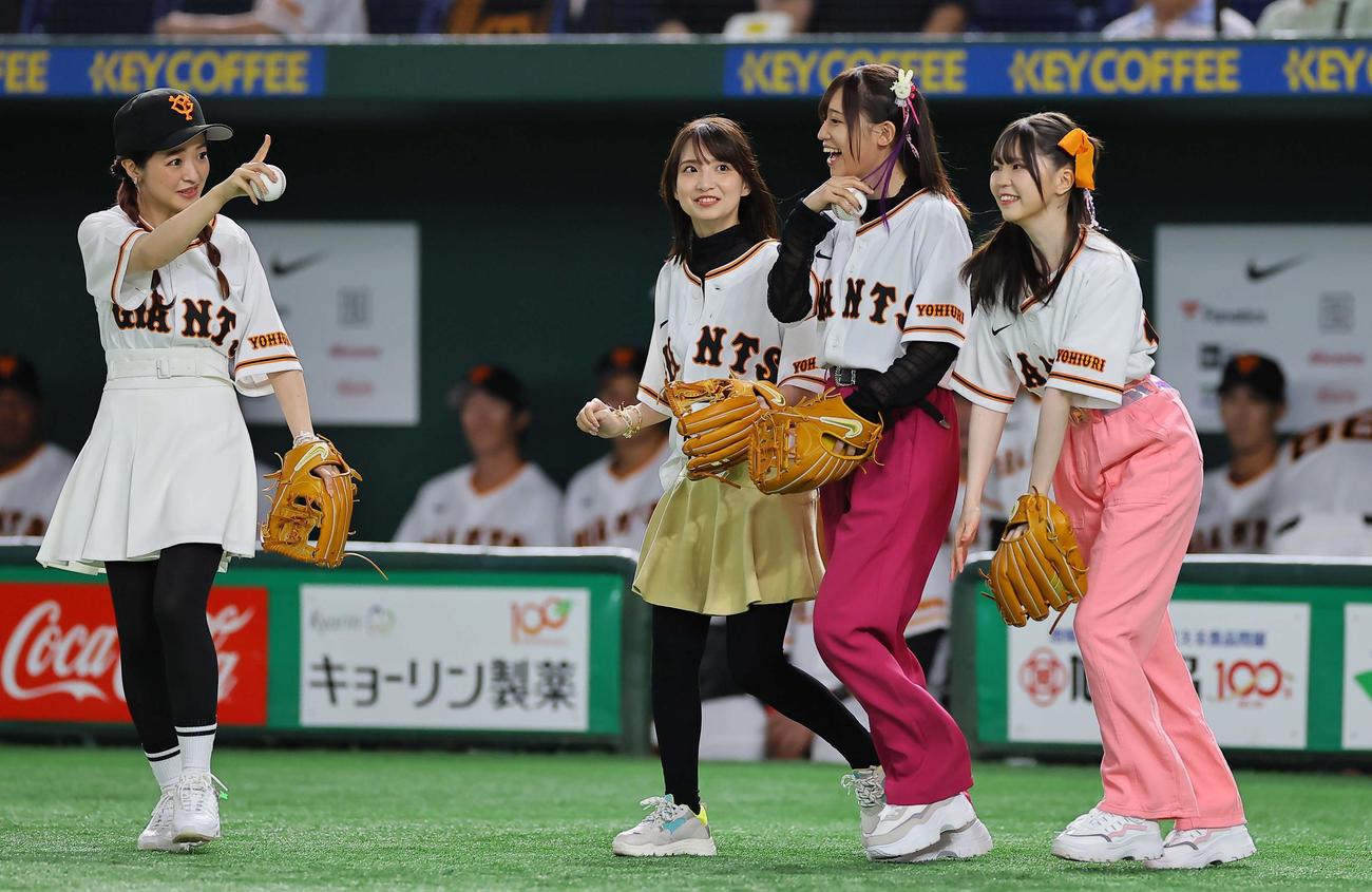 始球式に登場した「推しの子」出演声優の、左から潘めぐみ、大久保瑠美、高橋李依、伊駒ゆりえ（撮影・上田博志）