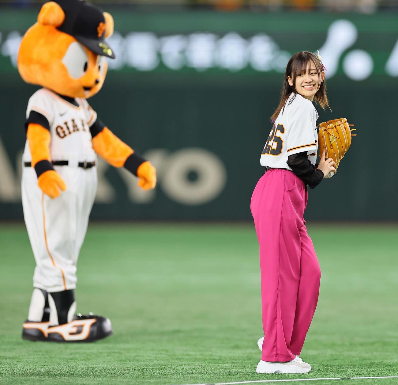 巨人対阪神　始球式を務める推しの子の声優、高橋李依（撮影・上田博志）