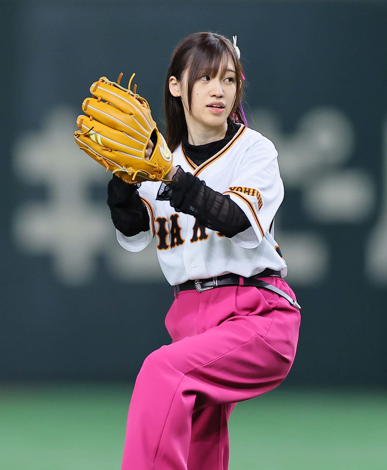 巨人対阪神　始球式を務める推しの子の声優、高橋李依（撮影・上田博志）