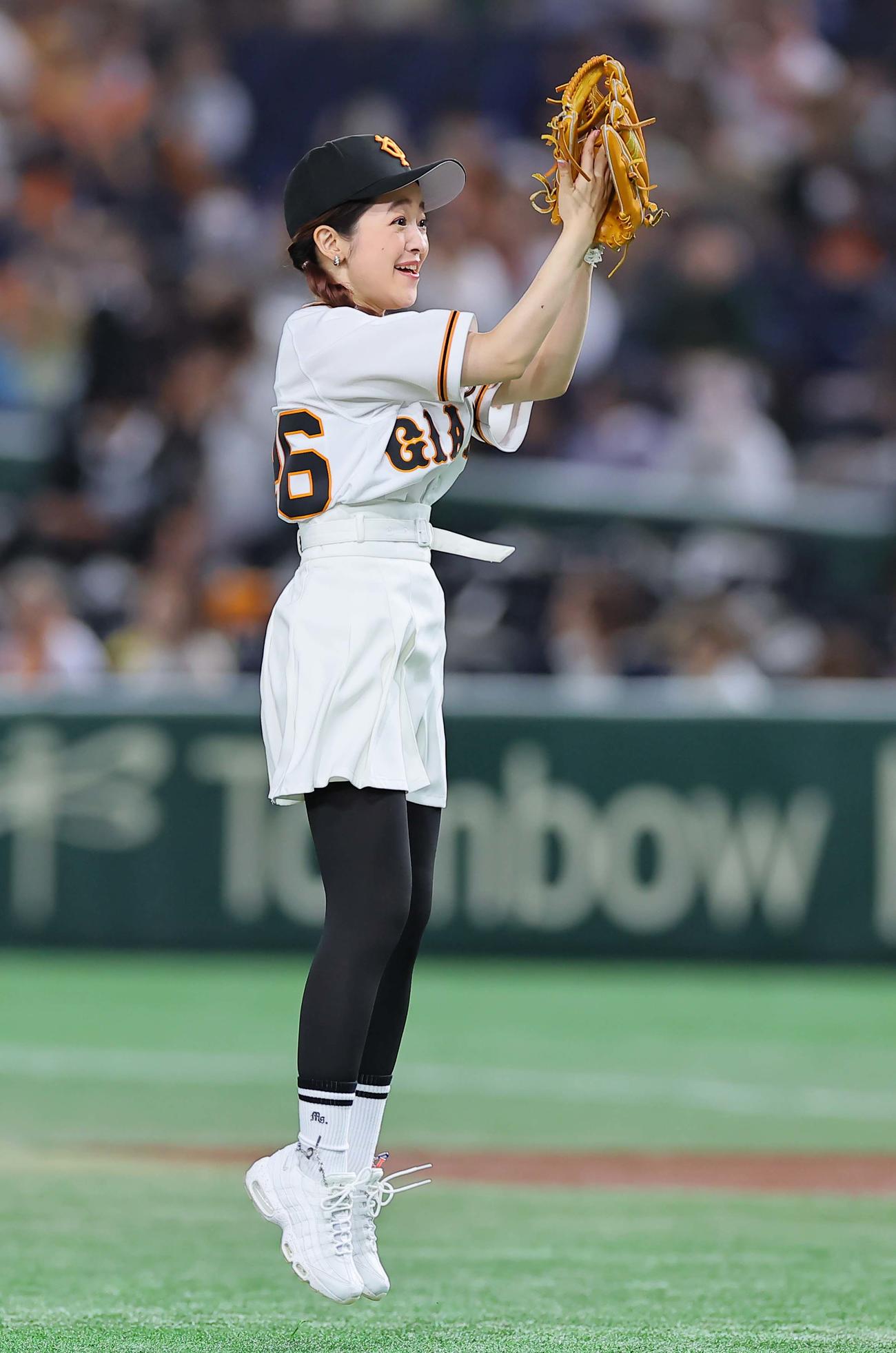 巨人対阪神　始球式を務める推しの子の声優、潘めぐみ（撮影・上田博志）