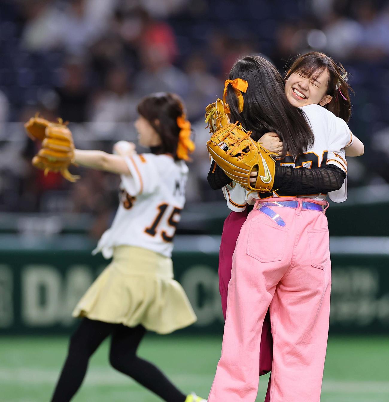 巨人対阪神　始球式を務める推しの子の声優、アイ役・高橋李依、ルビー役・伊駒ゆりえ、有馬かな役・潘めぐみ、MEMちょ役・大久保瑠美（撮影・上田博志）
