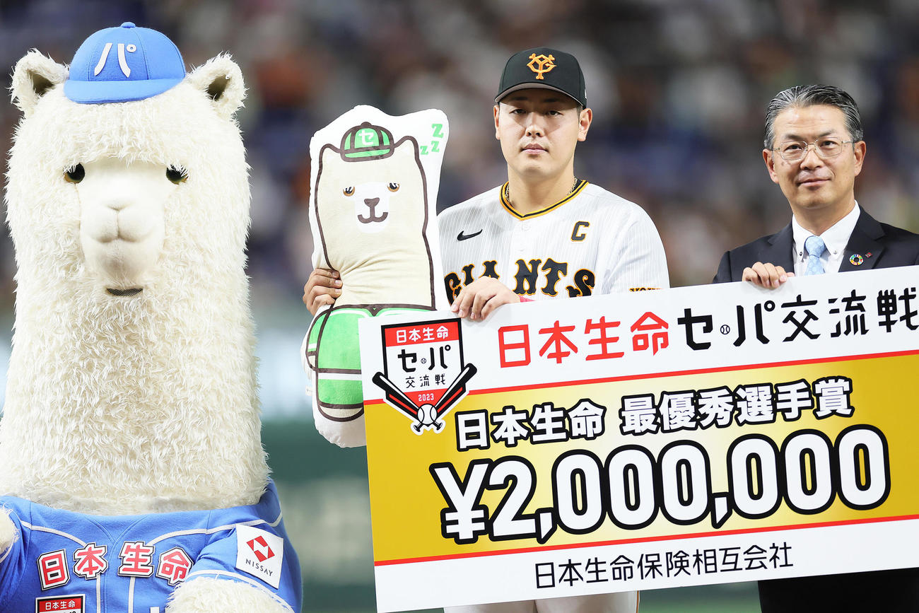 交流戦MVPの表彰を受ける巨人岡本和（撮影・足立雅史）