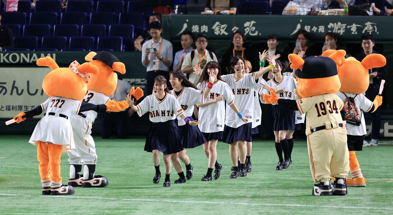 巨人対阪神　試合前イベントに登場した私立恵比寿中学（撮影・浅見桂子）