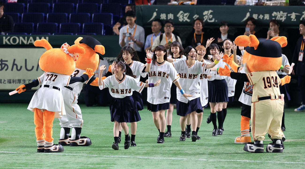 巨人対阪神　試合前イベントに登場した私立恵比寿中学（撮影・浅見桂子）