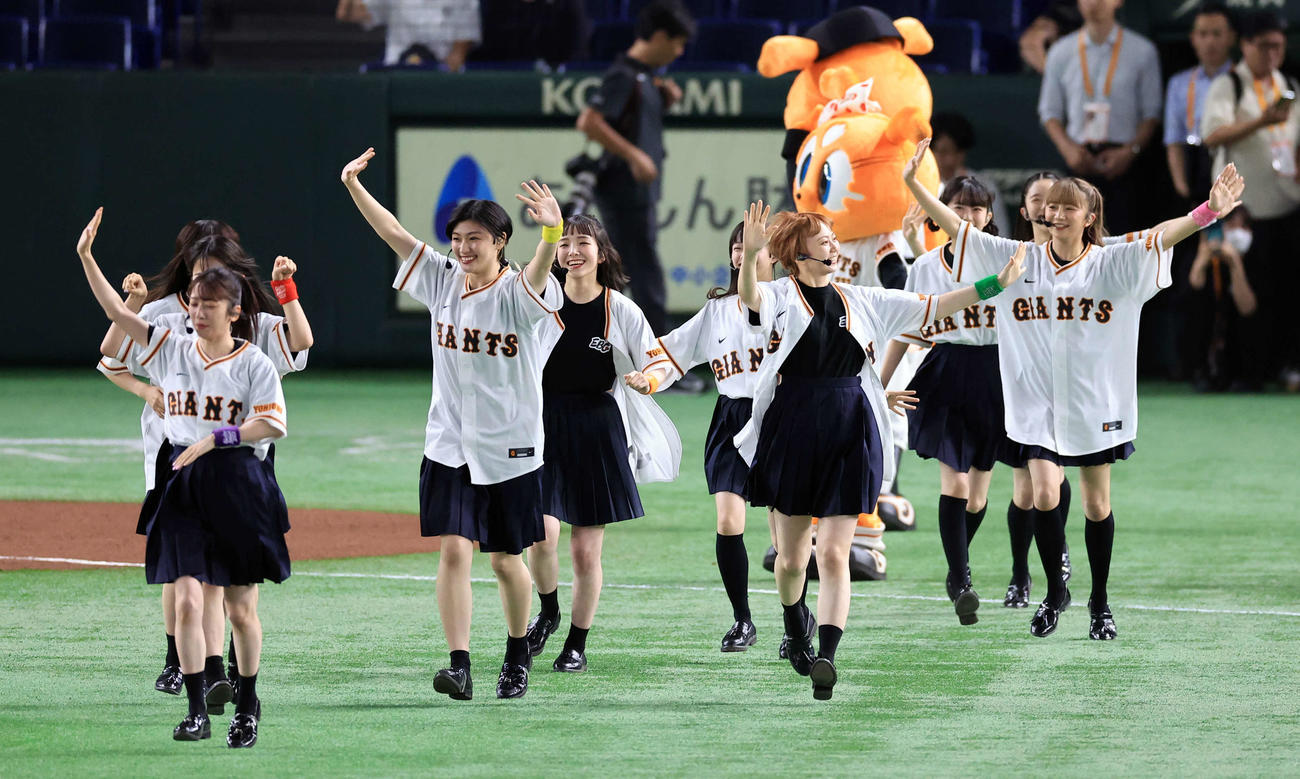 巨人対阪神　試合前イベントに登場した私立恵比寿中学（撮影・浅見桂子）