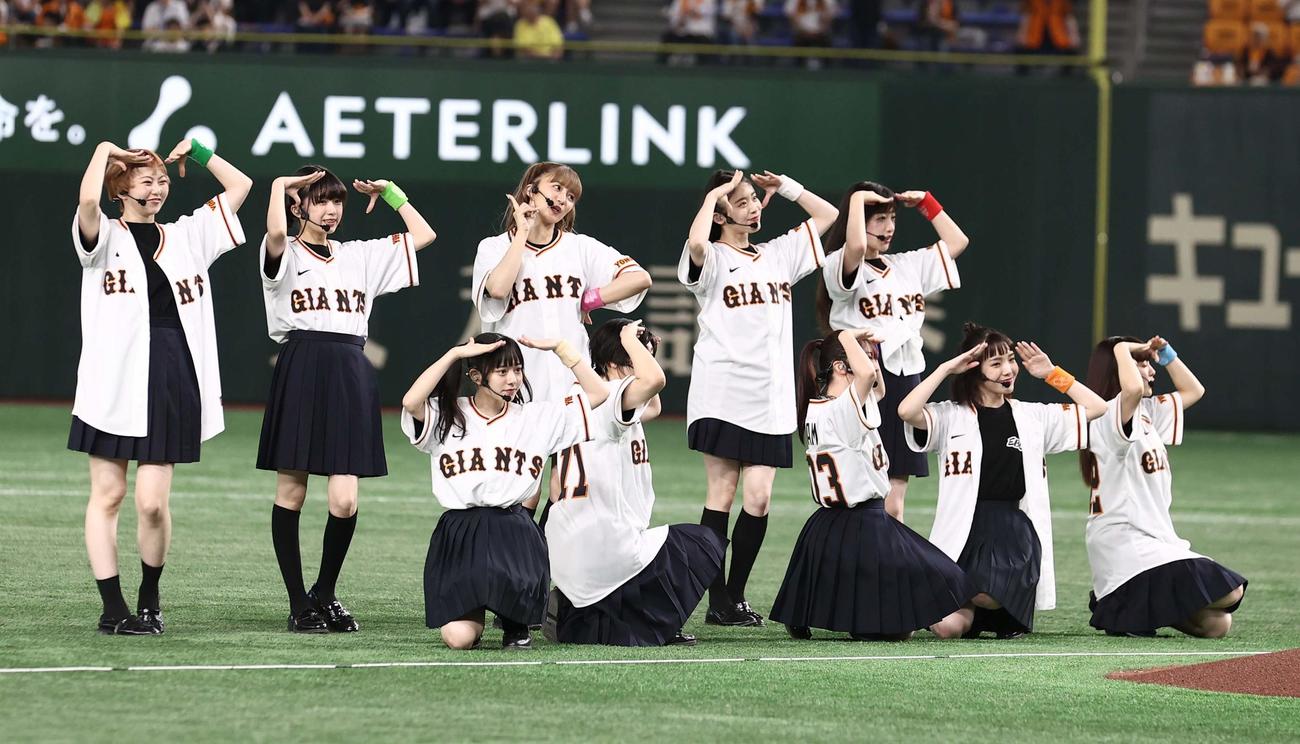 巨人対阪神　東京ドームでパフォーマンスをする私立恵比寿中学（撮影・上田博志）