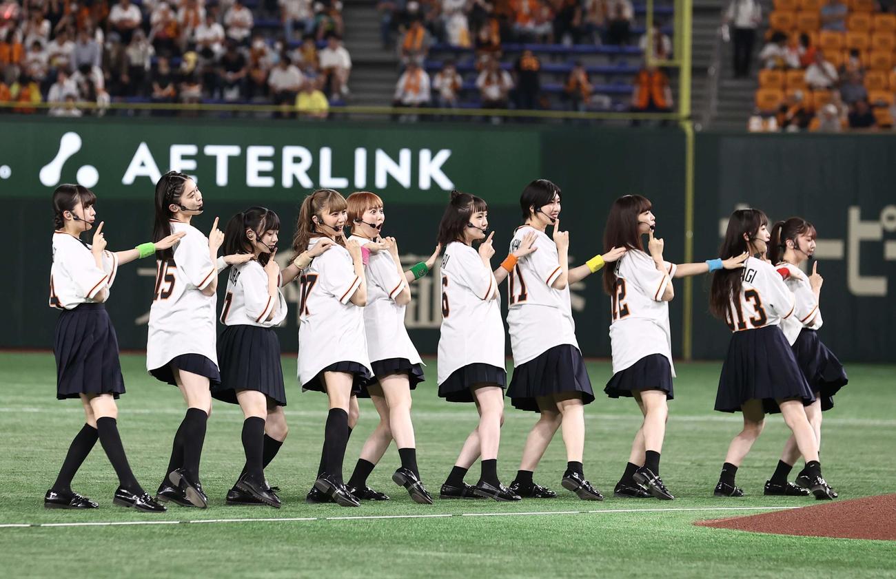 巨人対阪神　東京ドームでパフォーマンスをする私立恵比寿中学（撮影・上田博志）