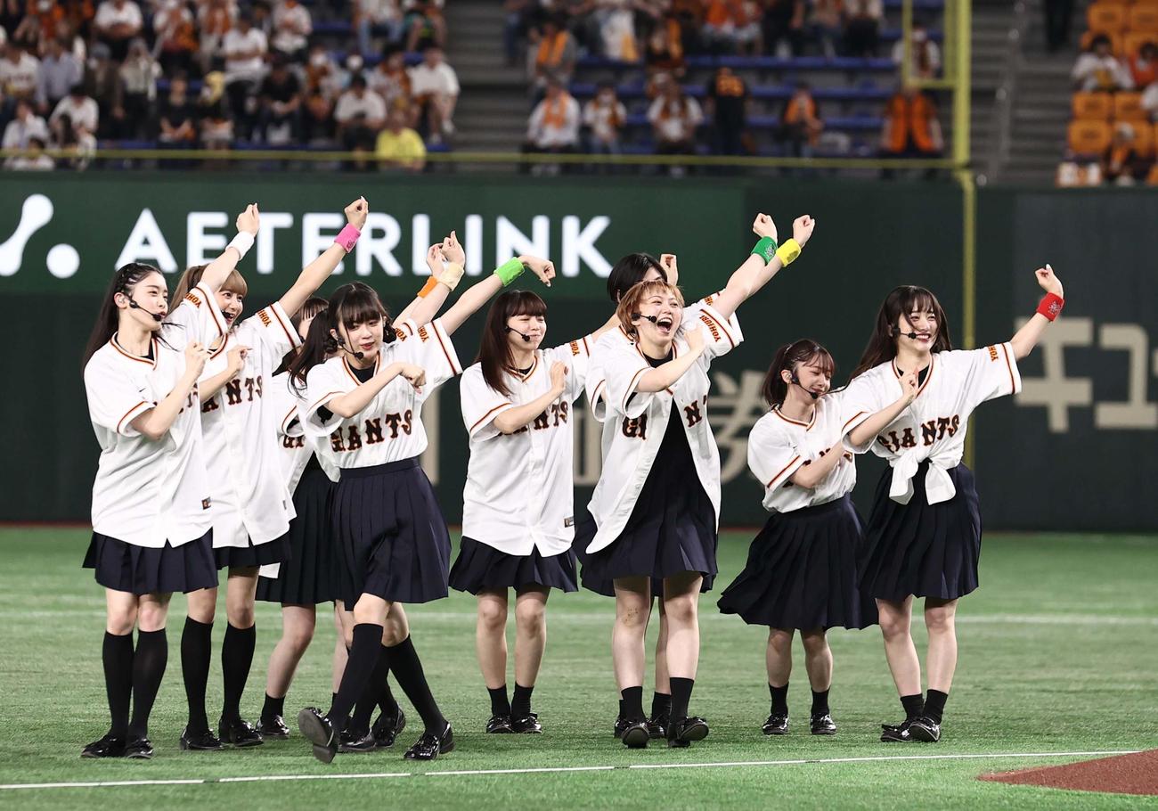 巨人対阪神　東京ドームでパフォーマンスをする私立恵比寿中学（撮影・上田博志）