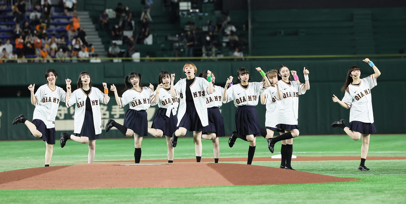 巨人対阪神試合前、パフォーマンスする私立恵比寿中学（撮影・足立雅史）